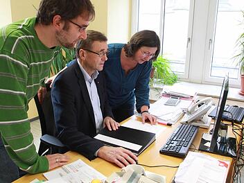 Daniel Schäfner, stellvertretender Geschäftsführer des Caritasverbandes für den Landkreis Bad Kissingen, Geschäftsführer Ludwig Sauer und Flüchtlingsberaterin Ursula Hartmann hoffen auf viele Spenden für die Aktion Weihnachtshilfe der Saale-Zeitung.  Foto: C. Schmitt