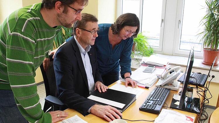 Daniel Schäfner, stellvertretender Geschäftsführer des Caritasverbandes für den Landkreis Bad Kissingen, Geschäftsführer Ludwig Sauer und Flüchtlingsberaterin Ursula Hartmann hoffen auf viele Spenden für die Aktion Weihnachtshilfe der Saale-Zeitung.  Foto: C. Schmitt