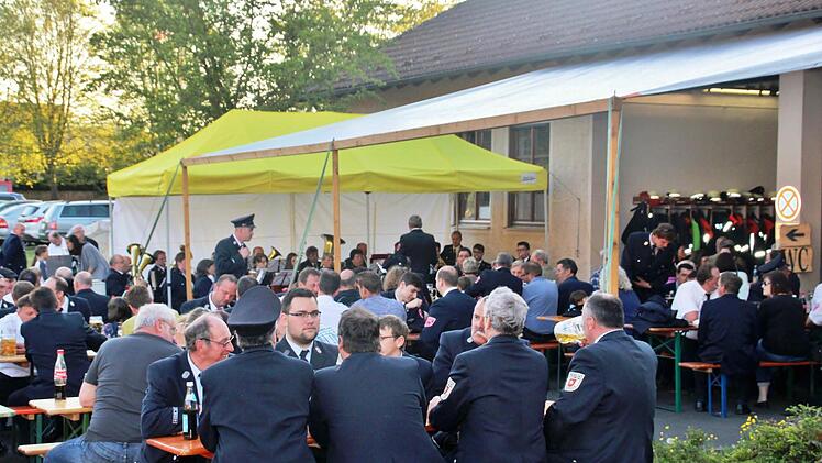Ausklang des Florianstags am Feuerwehrhaus. Foto: Werner Vogel