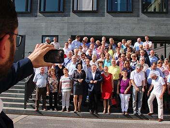 Vor dem Bundes-Verkehrsministerium stellte sich die Delegation gemeinsam mit den beiden Bundestagsabgeordneten aus dem Heimat-Wahlkreis, Dorothee Bär und Sabine Dittmar (erste Reihe zusammen mit Landrat Thomas Bold), zum Gruppenbild auf. Fotos: Ralf Ruppert