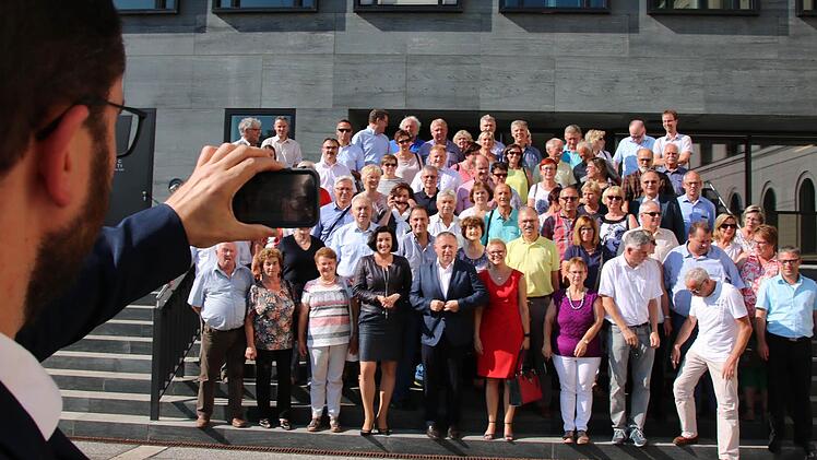 Vor dem Bundes-Verkehrsministerium stellte sich die Delegation gemeinsam mit den beiden Bundestagsabgeordneten aus dem Heimat-Wahlkreis, Dorothee Bär und Sabine Dittmar (erste Reihe zusammen mit Landrat Thomas Bold), zum Gruppenbild auf. Fotos: Ralf Ruppert
