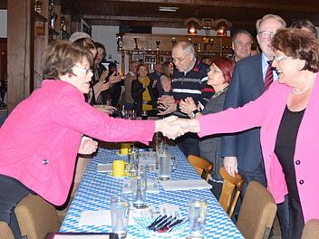 Partnerlook ohne Absprache: Landtagspräsidentin Barbara Stamm (rechts) und Elke Protzmann. Foto: Rainer Lutz