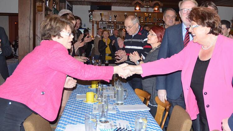 Partnerlook ohne Absprache: Landtagspräsidentin Barbara Stamm (rechts) und Elke Protzmann. Foto: Rainer Lutz