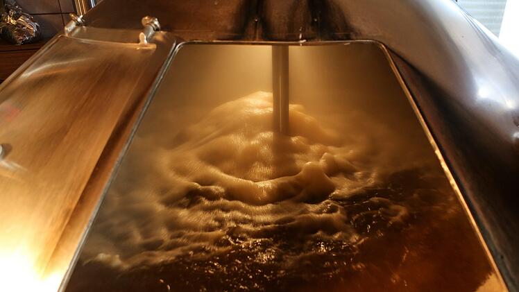 Weder ein Blick in den Kaffeesatz noch in die Glaskugel, sondern in den Sudkessel einer Brauerei im Landkreis Bamberg. Foto: Barbara Herbst
