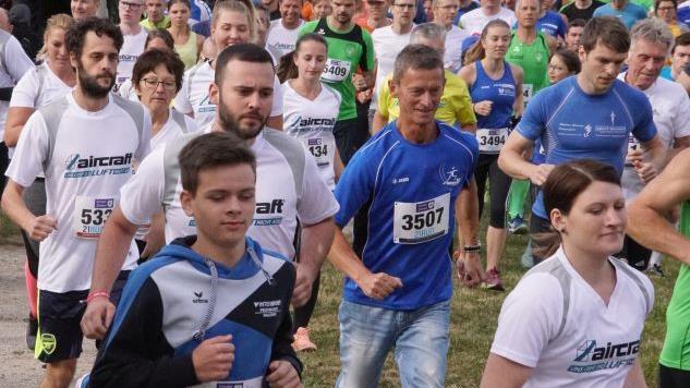 Ab geht die Post: Die Menge der Athleten, die drei beziehungsweise f&uuml;nf Runden um den Ebinger See absolvierten, begibt sich flotten Schrittes auf die Strecke.