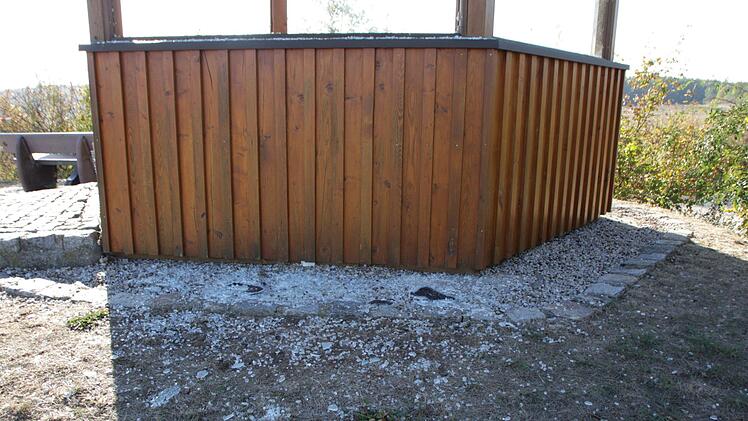 Glassplitter  auf dem ganzen Areal:  Chaoten haben - vermutlich am vergangenen Kerwawochenende -  die Scheiben am Lonnerstadter Aussichtspavillon  zerstört.   Bürgermeister Stefan Himpel hat  die Polizei gerufen und  Anzeige gegen Unbekannt gestellt.  Foto: Christian Bauriedel