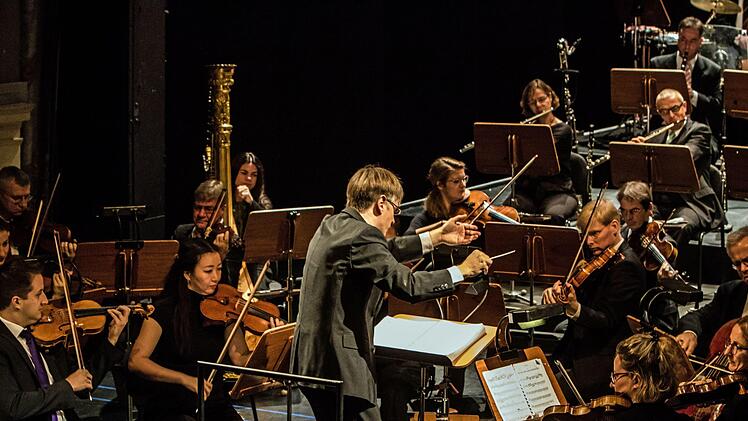 Klangvolle Erstaufführung: Als sinfonisches Märchen mit der Musik von Roland Fister zog "Alice im Wunderland" beim Kinderkonzert im Landestheater in Bann. Den Part des Sprechers übernahm Frederik Leberle.Foto: Jochen Berger