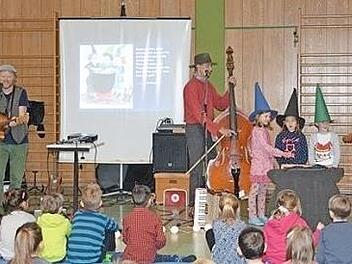 Zum 20. Geburtstag des Förderkreises der Cunz-Reyther Grundschule Niederndorf fand in der Turnhalle der Schule ein Konzert mit dem Kinderlieder-Sänger Ben van Haeff statt. Foto: privat