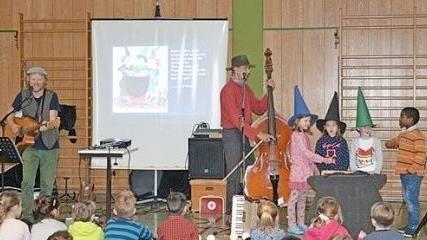 Zum 20. Geburtstag des Förderkreises der Cunz-Reyther Grundschule Niederndorf fand in der Turnhalle der Schule ein Konzert mit dem Kinderlieder-Sänger Ben van Haeff statt. Foto: privat