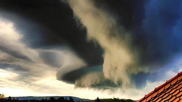 Über Mittel- und Oberfranken war am Samstag ein Wetterphänomen namens "Böenwalze" oder "Shelf Cloud" zu beobachten. Foto: PhotoartbySandra