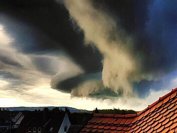 Über Mittel- und Oberfranken war am Samstag ein Wetterphänomen namens "Böenwalze" oder "Shelf Cloud" zu beobachten. Foto: PhotoartbySandra