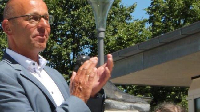 Bürgermeister Gerd Kleinhenz applaudiert Tialda Hauke (links) und Hannah Engelmann, die eine Geschichte  vom Raben und der Wildkatze vorlasen. Foto: Ulrike Müller