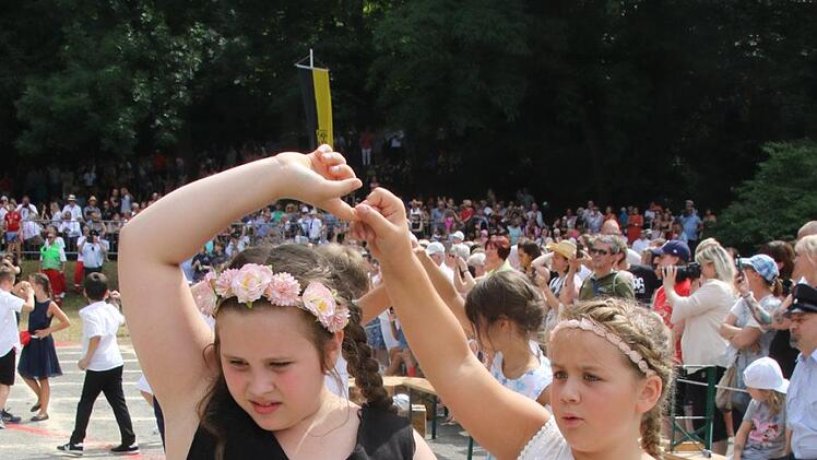 Blumen und Kränze für die Mädchen, Fliege und kurze Hosen für die Jungs: Die Grundschule An der Heubischer Straße zeigte, wie das Kinderfest anno dazumahl aussah. Fotos: Michael Stelzner