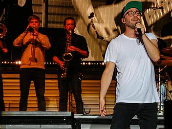 Seine gute Laune steckt sofort an: Mark Forster hat bei seinem Auftritt ganz viel Liebe im Gepäck, dazu neue Songs und seine bekanntesten Hits. Fotos: Matthias Hoch