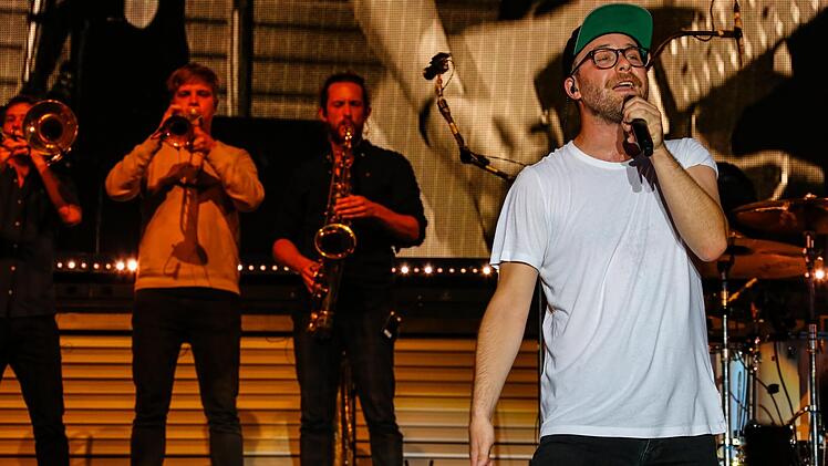 Seine gute Laune steckt sofort an: Mark Forster hat bei seinem Auftritt ganz viel Liebe im Gepäck, dazu neue Songs und seine bekanntesten Hits. Fotos: Matthias Hoch