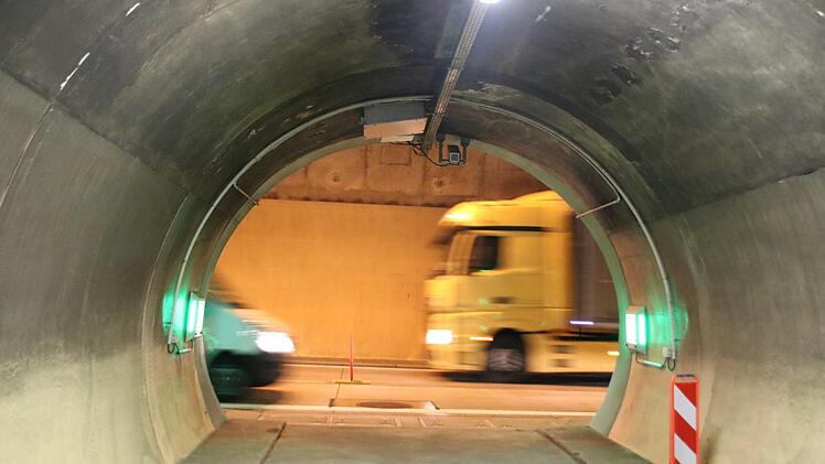 In der Tunnelr&ouml;hre nebenan rollt der Verkehr.