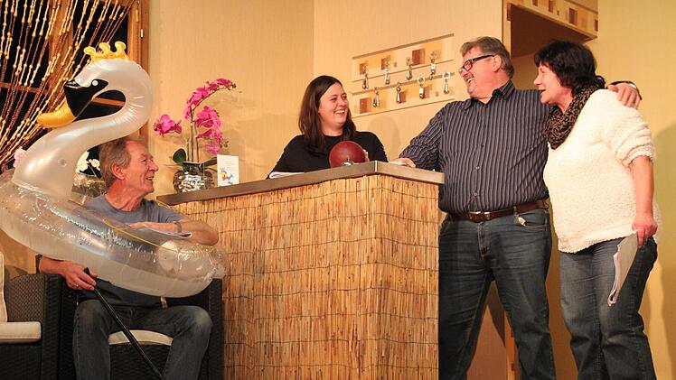 Die Danndorfer Theatergruppe "Die Brandstifter" probt fleißig für ihr neues Theaterstück "Es gibt auch Berge auf Hawaii". Das Foto zeigt (von links) Herbert Laschinsky, Natalja Kausich, Roland Schuberth und Sonja Hetz. Foto: Stephan Stöckel