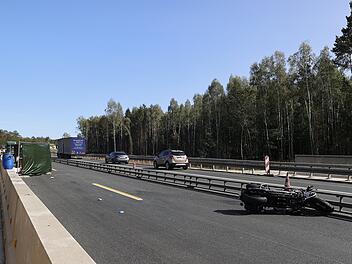 T&ouml;dlicher Motorradunfall auf der A73 bei N&uuml;rnberg:  Ein 63-j&auml;hriger Biker, der ohne Helm, auf die Autobahn fuhr, st&uuml;rzte nach einem Zusammensto&szlig; mit einem Lkw schwer und erlitt t&ouml;dliche Verletzungen.