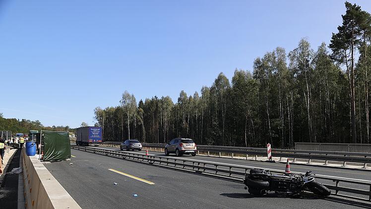 T&ouml;dlicher Motorradunfall auf der A73 bei N&uuml;rnberg:  Ein 63-j&auml;hriger Biker, der ohne Helm, auf die Autobahn fuhr, st&uuml;rzte nach einem Zusammensto&szlig; mit einem Lkw schwer und erlitt t&ouml;dliche Verletzungen.