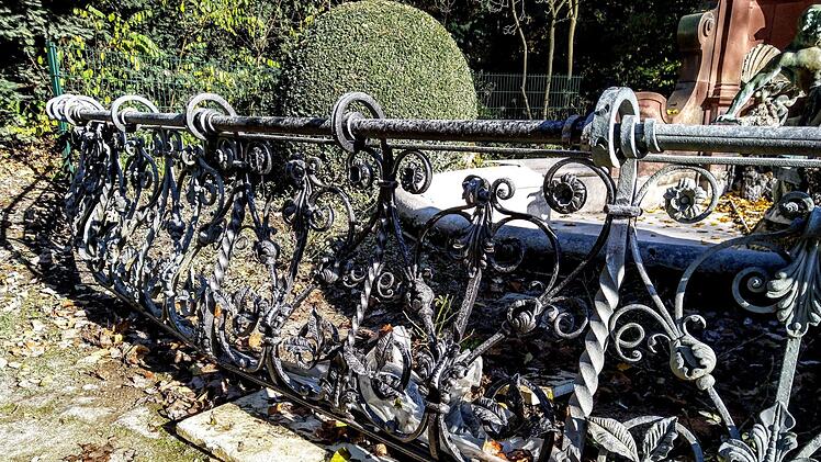 Ausgebessert wurden bereits Teile des beschädigten Ziergitters rund um den Alfred-Brunnen im Coburger Hofgarten.Foto: Jochen Berger