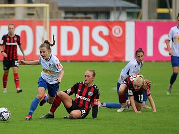 Gut gespielt, aber ohne Fortune im Abschluss: Annika Graser (links) im Spiel gegen Bayer Leverkusen. Fotos: Sebastian Schmitt