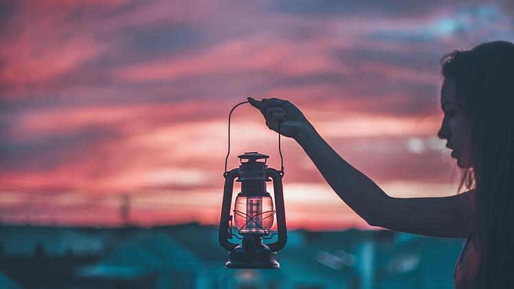 Der Strom ist weg - doch wer über Solar- oder Kurbel-Lampen verfügt, sitzt nicht im Dunkeln.