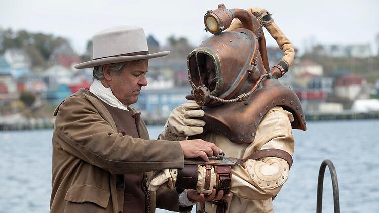 Tannas Vater (Rupert Graves, links), ein weißer Engländer und Neuankömmling in Halifax, bereitet George Washington (Ernest Kingsley Junior) auf einen Tauchgang vor.