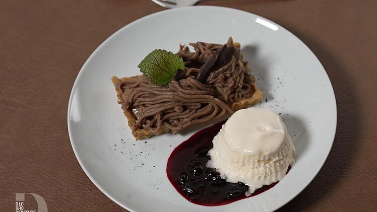 Nicht nur mit ihrem Dessert - Maronen-T&ouml;rtchen mit Vanille-Parfait und Cassis - will Carina Mann und Nation von ihrem Kochtalent &uuml;berzeugen.