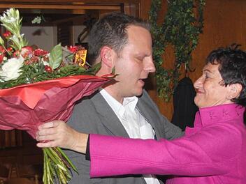 "Du hast nicht verloren, Du hast ganz viele Sympathien gewonnen":  Landtagsabgeordnete Inge Aures tröstet den unterlegenen OB-Kandidaten der SPD, Ingo Lehmann. Fotos: Stephan Tiroch