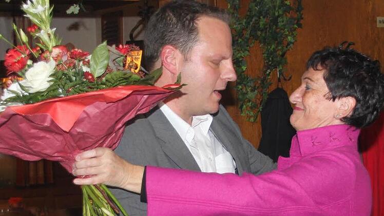 "Du hast nicht verloren, Du hast ganz viele Sympathien gewonnen":  Landtagsabgeordnete Inge Aures tröstet den unterlegenen OB-Kandidaten der SPD, Ingo Lehmann. Fotos: Stephan Tiroch