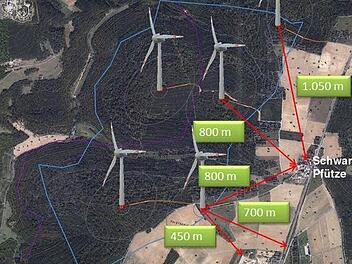 Westlich der Schwarzen Pfütze könnte im Wald ein Windkraftpark auf gemeindlichem Grund entstehen. Unser Foto zeigt den Bereich mit möglichen Standorten und den Abstandsangaben. Foto: Gemeinde