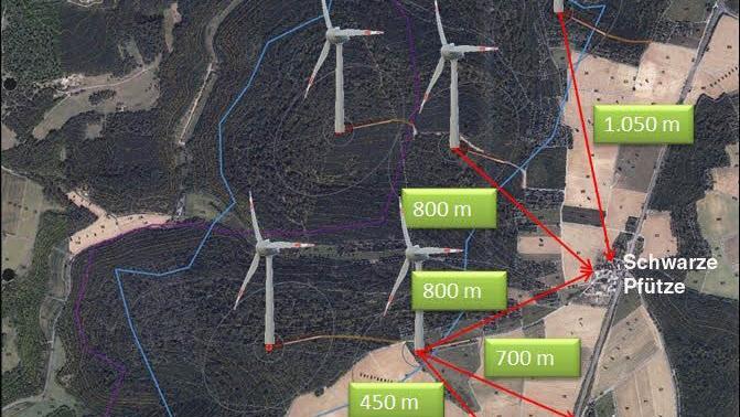 Westlich der Schwarzen Pfütze könnte im Wald ein Windkraftpark auf gemeindlichem Grund entstehen. Unser Foto zeigt den Bereich mit möglichen Standorten und den Abstandsangaben. Foto: Gemeinde