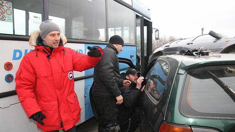 Galileo-Moderator Jan Schwiderek und das Stuntteam mitten im Geschehen.