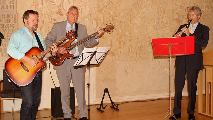 Norbert Zwicker als Klarinettist (rechts) begleitet von Philipp Arnold und Alfons Ernst (von links) auf der Gitarre.