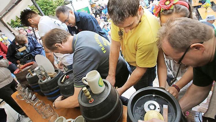 Knapp vor dem Einsetzen des großen Regens gelang den zehn Brauern der Bieranstich. Fotos: Barbara Herbst