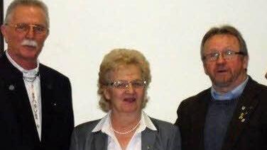 Schriftführer Gerhard Füller (links) und Kreisvorsitzender Engelbert Roith (rechts) dankten der langjährigen Vorsitzenden, Elfriede Geisel, für ihren unermüdlichen Einsatz in den vergangenen 25 Jahren. Fotos: Günther Straub