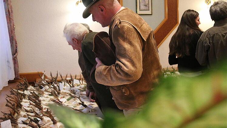 Rund 500 Rehgehörne wurden auf der Rehwild-Hegeschau in Obererthal gezeigt.  Fotos: Gerd Schaar