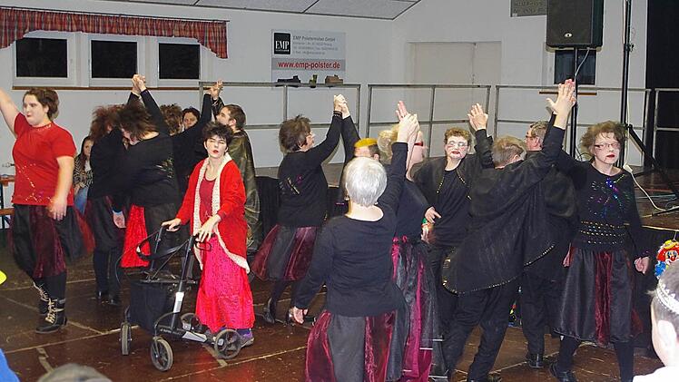 Die "Ahorn-Swingers" legten eine schaurig-schönen Tanz aufs Parkett.  Foto: Heike Schülein