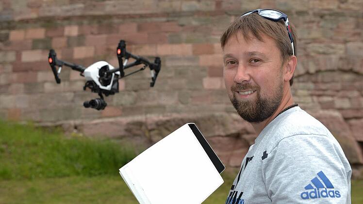 Copterpilot Ingo Bär mit seinem Quadrocopter Foto: Ronald Rinklef