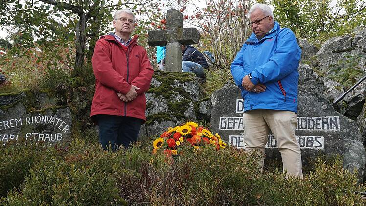 Das Gedenken an die verstorbenen Rhönklubmitglieder und Rhönfreunde mit Kranzniederlegung durch den Rhönklub-Präsidenten Jürgen Reinhardt (rechts) und seinen Stellvertreter Bernd Günder (links) stand im Mittelpunkt der Heidelsteinfeier.  Foto: Marion Eckert