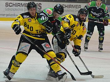 Michal Petrak (Mitte) kassierte gegen Weiden eine empfindliche Strafe und fehlt den Höchstadt Alligators am kommenden Freitag in Schönheide.  Foto: Archiv