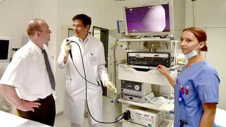 Dr. Steffen Gerlach (links), Dr. Rumo David Leistner und Assistentin Carmen Knörlein bei einer Besprechung.