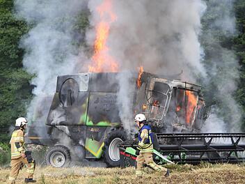 Das komplette Fahrzeug stand in Flammen. Der Feuerwehr gelang es, das Feuer an dem Mähdrescher bei Bischofsheim zu löschen.  Foto: Klaus Schmitt