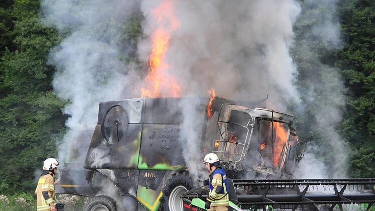 Das komplette Fahrzeug stand in Flammen. Der Feuerwehr gelang es, das Feuer an dem Mähdrescher bei Bischofsheim zu löschen.  Foto: Klaus Schmitt