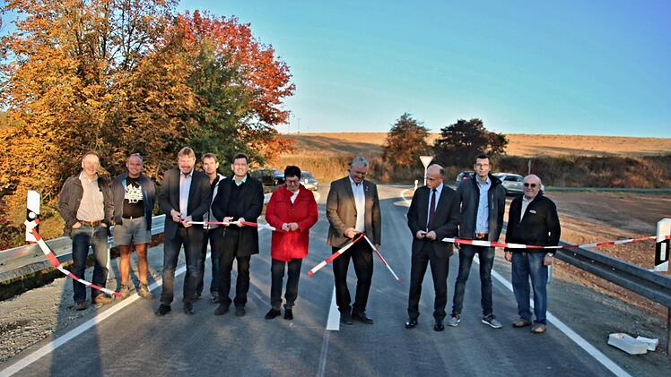 Das Foto zeigt die Straßenfreigabe am 12.10.18 bei Neuses (mit von links): Bauleiter Karl Reuter, Polier Martin Popp (Fa. Stolz), Alfons Schanz, Hubert Schramm (Tiefbauabteilung Landratsamt Haßberge), Bernhard Stolz, Erika Stubenrauch (Ing. Büro Königsberg), Bürgermeister Jürgen Hennemann, Landrat Wilhelm Schneider, Christoph Krause (Ing.Büro Stubenrauch) und Anlieger Ernst Suhl. Helmut Will