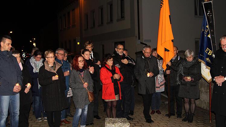 Zahleiche Bürger und Fahnenabordnungen der Vereine nahmen an der Gedenkfeier teil.