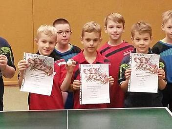 Unter den sieben C-Schülern wurde Fabian Wrobel (Zweiter von links) knapper Sieger vor dem Ebersdorfer Noah Krischke (Vierter von links). Mit im Bild (von links) die kampflose Gewinnerin Emma Zeitler sowie Alexander Findeiß, Paul Hollederer, Felix Töpfer, Niclas Steiner und Jonas Schönfeld.  Foto: Hans Franz