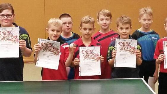 Unter den sieben C-Schülern wurde Fabian Wrobel (Zweiter von links) knapper Sieger vor dem Ebersdorfer Noah Krischke (Vierter von links). Mit im Bild (von links) die kampflose Gewinnerin Emma Zeitler sowie Alexander Findeiß, Paul Hollederer, Felix Töpfer, Niclas Steiner und Jonas Schönfeld.  Foto: Hans Franz