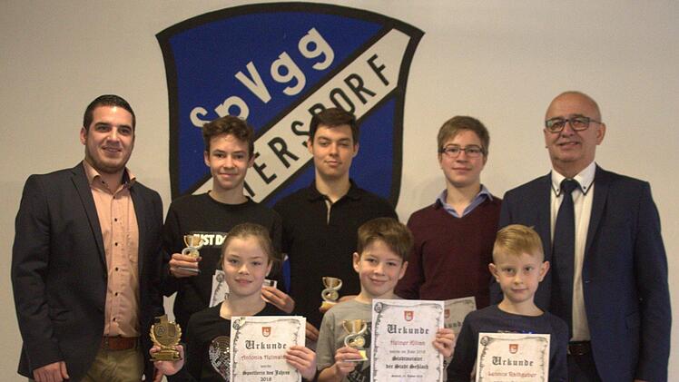 Sie errangen Stadtmeistertitel bei den unter 16-Jährigen und wurden vom Zweitem Bürgermeister Wolfgang Pfister (rechts) und Maximilian Neeb (Vorsitzender des Arbeitskreises Sport, links) ausgezeichnet: Jona Thein, Antonia Heimstädt, Jan Thein, Heiner Kilian, Moritz Müller und Lennox Rathgeber (von links). Foto: Bettina Knauth