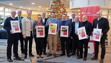 Das Bild zeigt die Spendenempfänger mit Vertretern der Sparkasse Kulmbach-Kronach beziehungsweise des Stiftungsrates.  Foto: Schülein